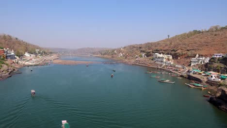 Unberührter-Fluss-Mit-Touristenfähren-Am-Morgen-Luftbild-Video-Ist-Aufgenommen-In-Omkareshwar-Khandwa-Madhya-Pradesh,-Indien