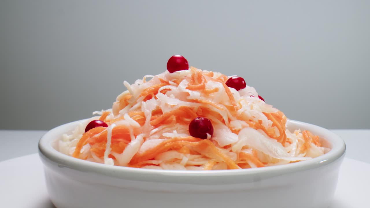 sauerkraut variedad de repollo fermentado en frascos de preservación. repolo fermentado casero con zanahoria y ensalada con remolacha en una mesa de madera. comida fermentada.. imágenes de alta calidad en 4k