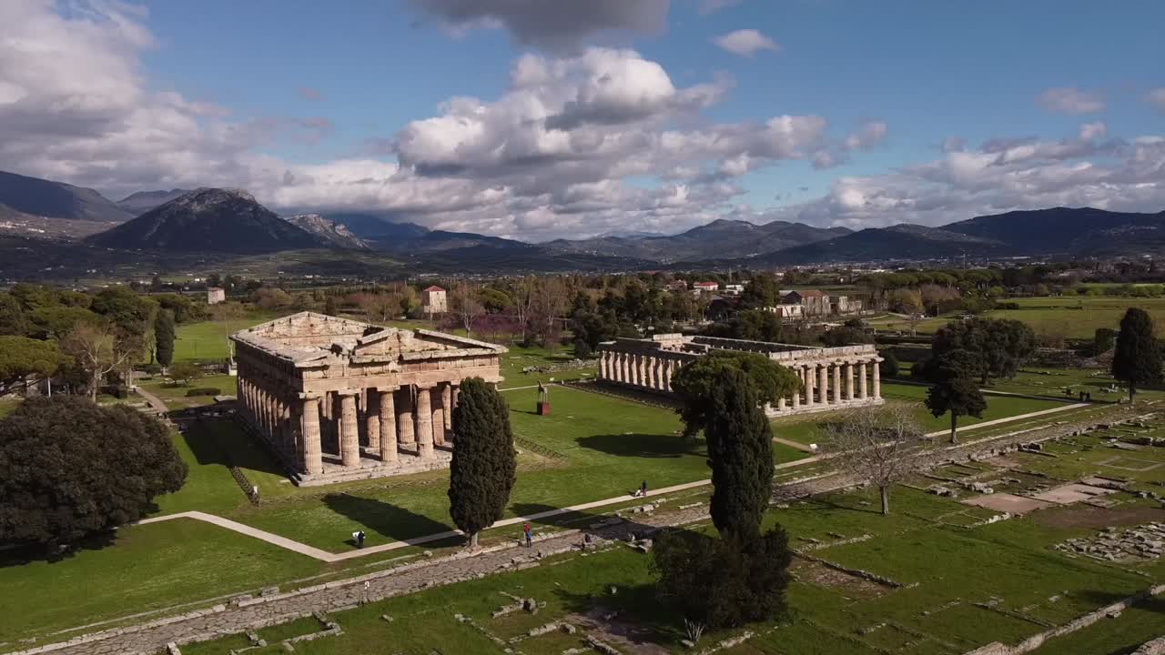 페스 ⁇  고고학 공원 에서 잘 보존 된 그리스 사원 들 의 공중 사진