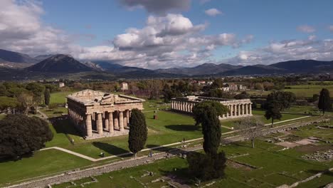 vista aérea de templos griegos bien conservados en el parque arqueológico de paestum