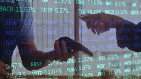animación del procesamiento de datos financieros sobre diversas personas que pagan con teléfonos inteligentes