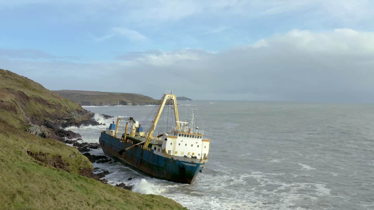 volando hacia un naufragio abandonado en la costa sur de irlanda