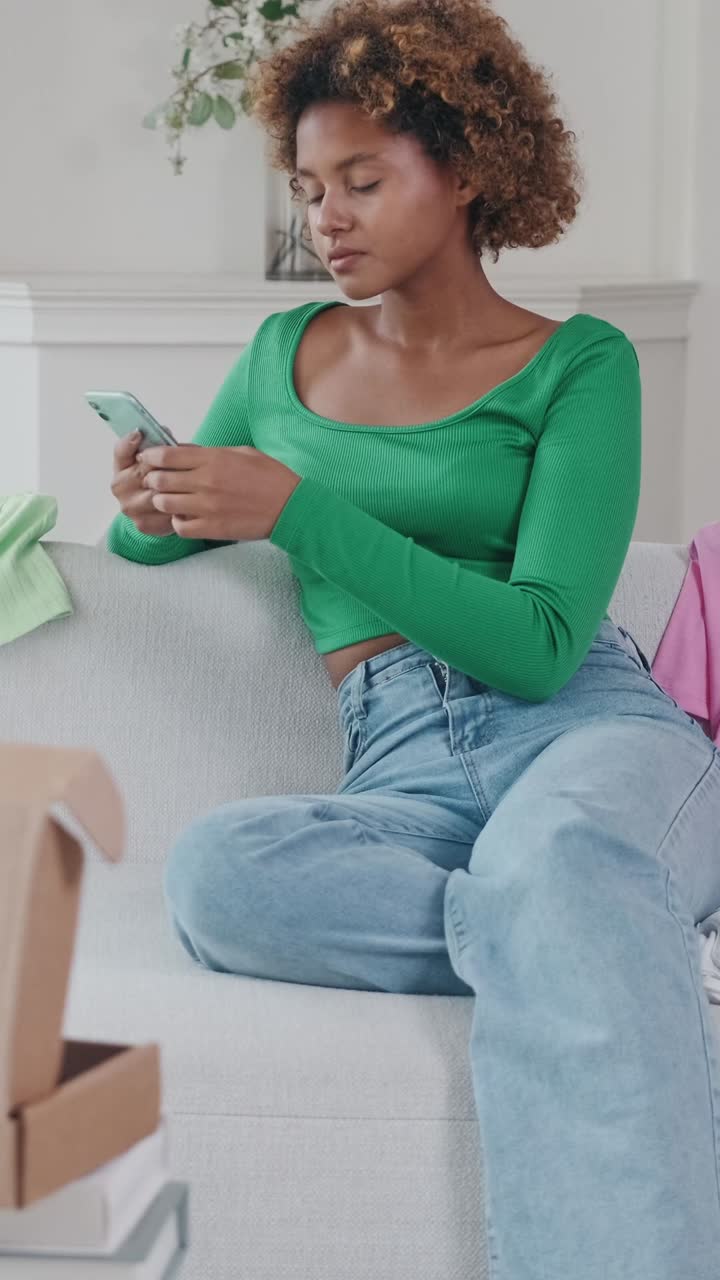 la emocionante experiencia de compras en línea destaca el ajetreado estilo de vida urbano