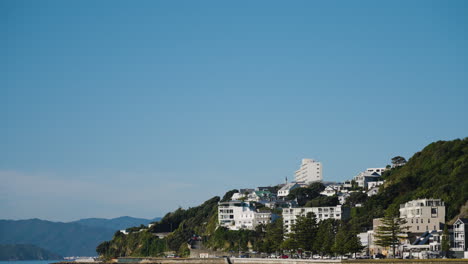 cámara lenta revelando una toma de apartamentos de lujo frente al mar en wellington, nueva zelanda