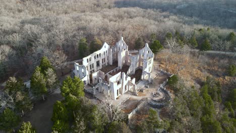 Ruinas-Del-Castillo-En-El-Parque-Estatal-Ha-Ha-Tonka-En-Los-Ozarks,-Missouri,-Antena