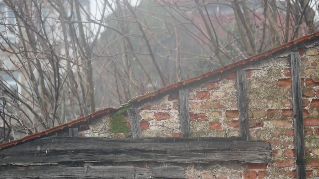 비가 오는 나무 으로 된 오래된 벽돌 건물