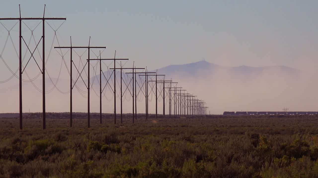 un tren viaja en la distancia a través de un desierto