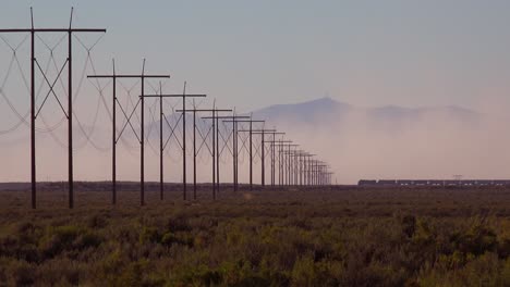 un tren viaja en la distancia a través de un desierto