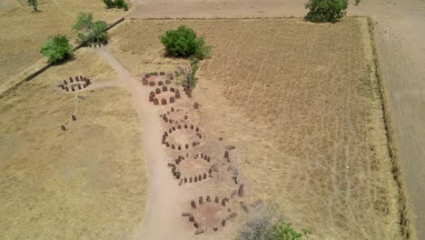 Drone-Dando-Vueltas-Alrededor-De-Los-Círculos-De-Piedra-De-Senegal-En-Gambia