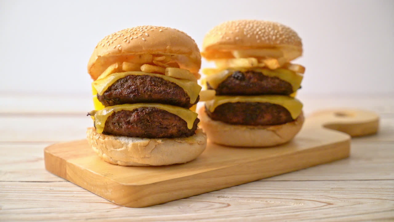 hamburguesa o hamburguesa de carne con queso y papas fritas - estilo de comida no saludable