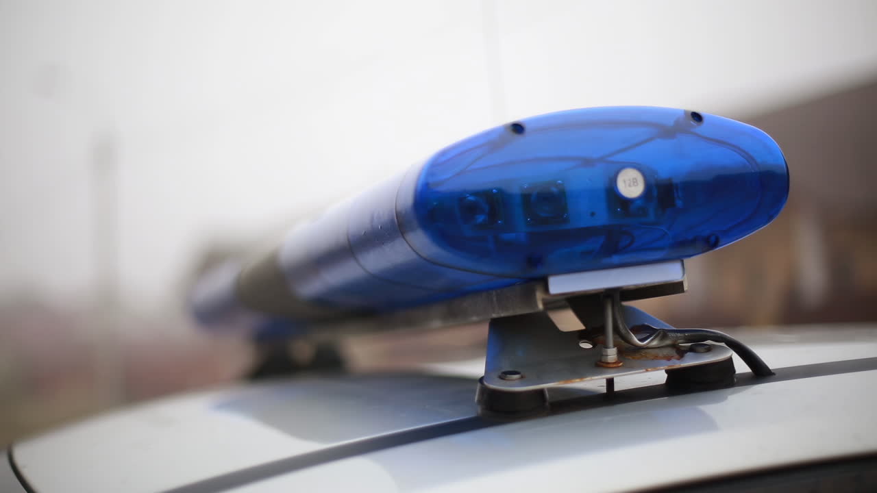 coche de policía con luces azules