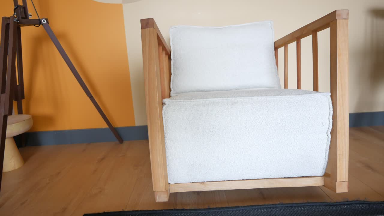 거실 에 있는 현대적 인 나무 의자