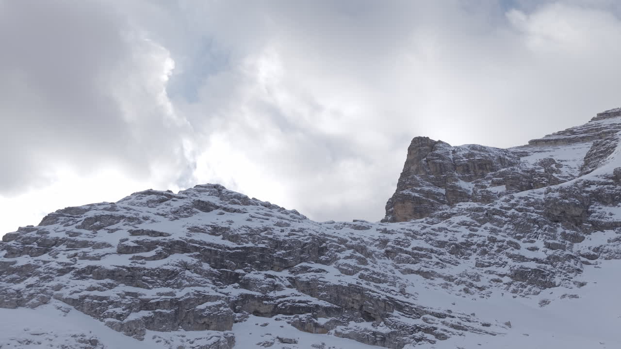 Luftfoto af vinterbjerge i Dolomitterne, der viser robuste klippetinder LOG