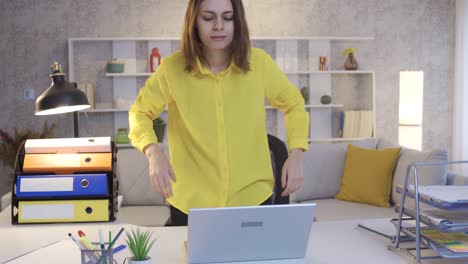 Angry-businesswoman-sitting-at-desk-working-from-home-on-laptop-and-having-rage.