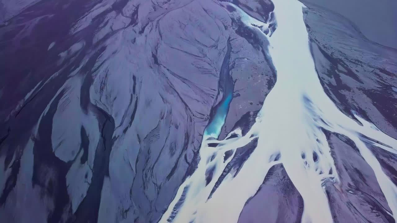 화산 아이슬란드 풍경을 가로질러 흐르는 석회암 빙하 강