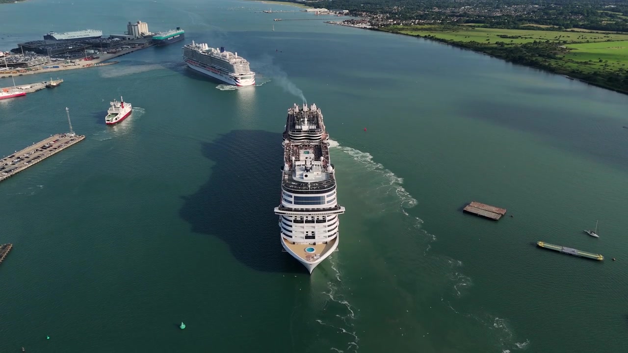 Veduta aerea che mostra navi da crociera passeggeri al terminal portuale di Southampton in preparazione per il viaggio.