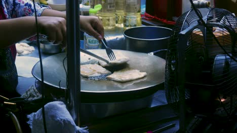 Filmische-4K-Kochaufnahmen-Eines-Thailändischen-Kochs,-Der-Auf-Einem-Straßenmarkt-In-Thailand-Ein-Traditionelles-Thailändisches-Dessert-Namens-Roti-Zubereitet