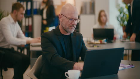 Reifer-Manager,-Der-Laptop-Im-Büro-Verwendet.