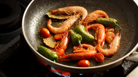 Cooking-shrimps-in-frying-pan