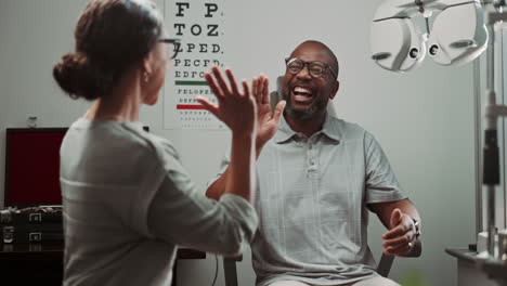 un hombre está haciendo un examen de ojos en el consultorio de un médico.