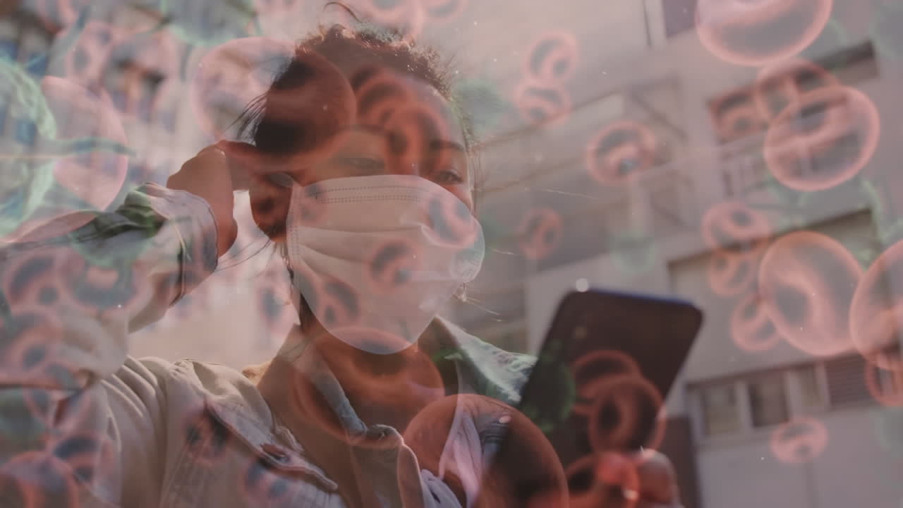 코로나 19 세포가 얼굴 마스크를 입은 여성을 가로질러 움직이는 애니메이션