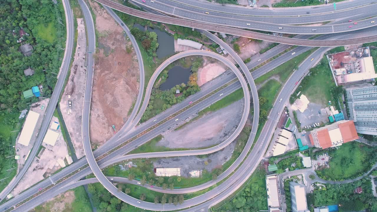 4k 타임 스 (hyperlapse) 는 운송 및 유통을 위한 고속도로 네트워크 또는 교차로의 공중 전망입니다.