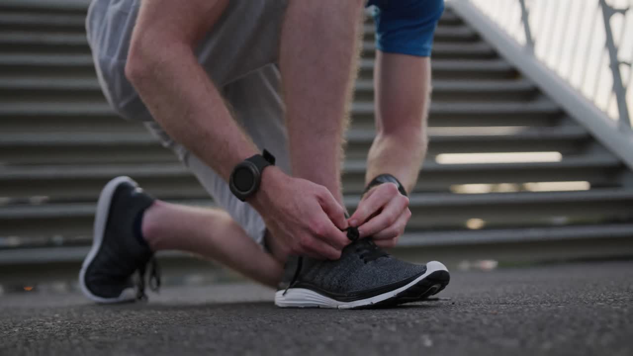 Uomo sportivo caucasico su un ponte