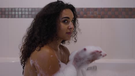 una mujer disfrutando de un relajante baño de burbujas.