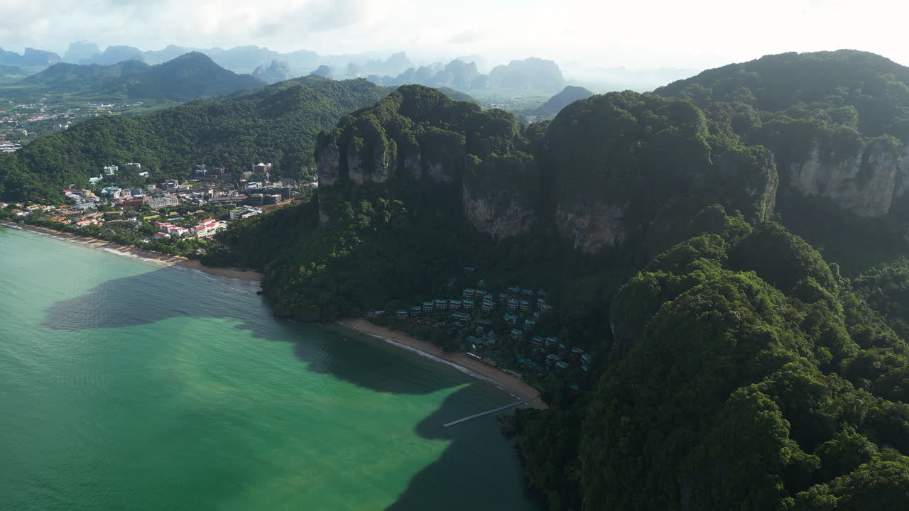 bahía de ponsai en ao nang, krabi, tailandia, vista aérea desde un avión no tripulado