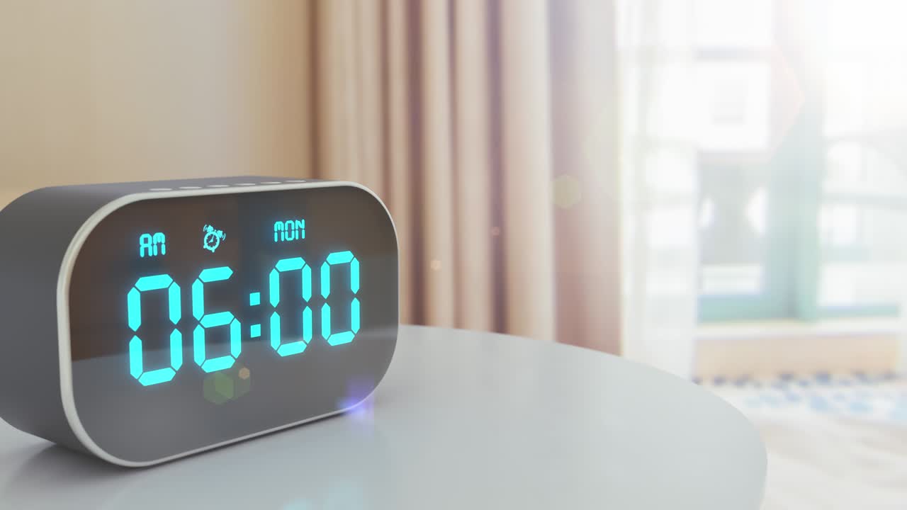 будильник звонит в 6 утра в гостиничном номере, и солнце светит.