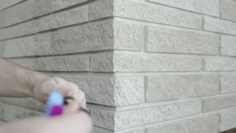 un cable hdmi está envuelto para el almacenamiento de invierno