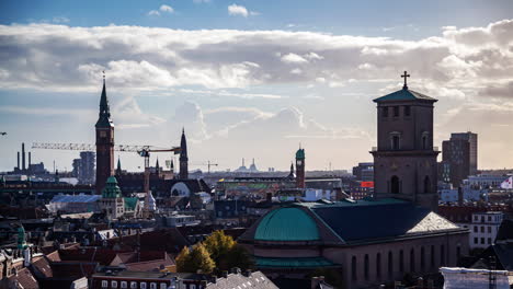 Timelapse-Del-Horizonte-De-Copenhague-Con-Torres-En-Otoño