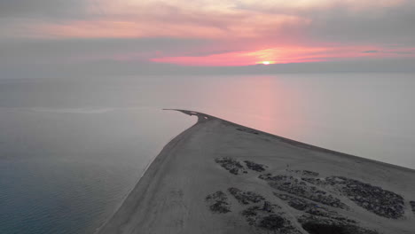 Drohnenvideo-Sonnenuntergang-Steigt-über-Leerem-Strand-Im-Sommer-Griechenland-Auf