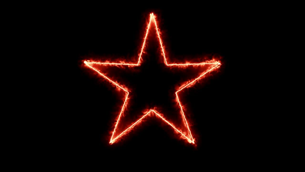 4k estrella en fuego girar en fondo negro. copiar espacio para texto o logotipo.
