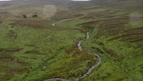 Increíble-Toma-Aérea-Del-Río-En-El-Parque-Nacional-De-Las-Montañas-De-Wicklow-En-Irlanda