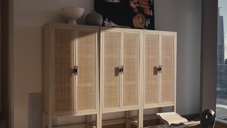 armarios de madera de lujo en la sala de estar de una casa