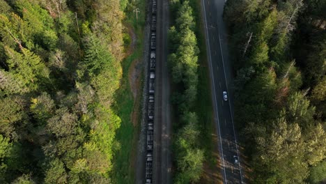 Vista-Aérea-De-Arriba-Hacia-Abajo-De-Un-Tren-De-Carreras-De-Autos-En-La-Carretera