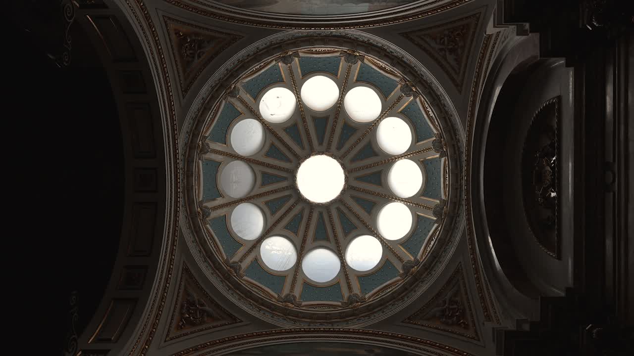 Gli splendidi affreschi barocchi del soffitto a volta della Chiesa di San Nicola mostrano intricate scene religiose e colori vivaci all'interno del santuario storico.