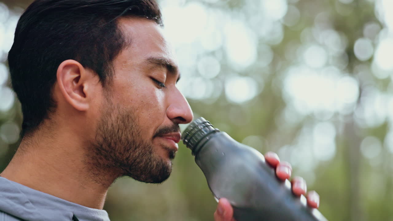 hombre bebiendo agua después del entrenamiento