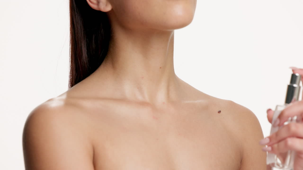 Donna che si applica il profumo