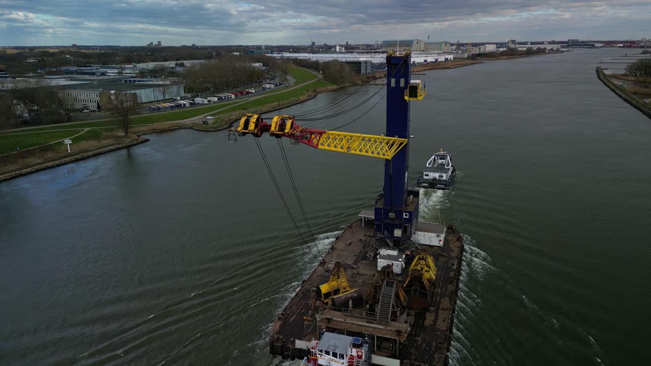 buque de transporte de grúa de carga navegando a través del canal en un día nublado en zwijndrecht, países bajos