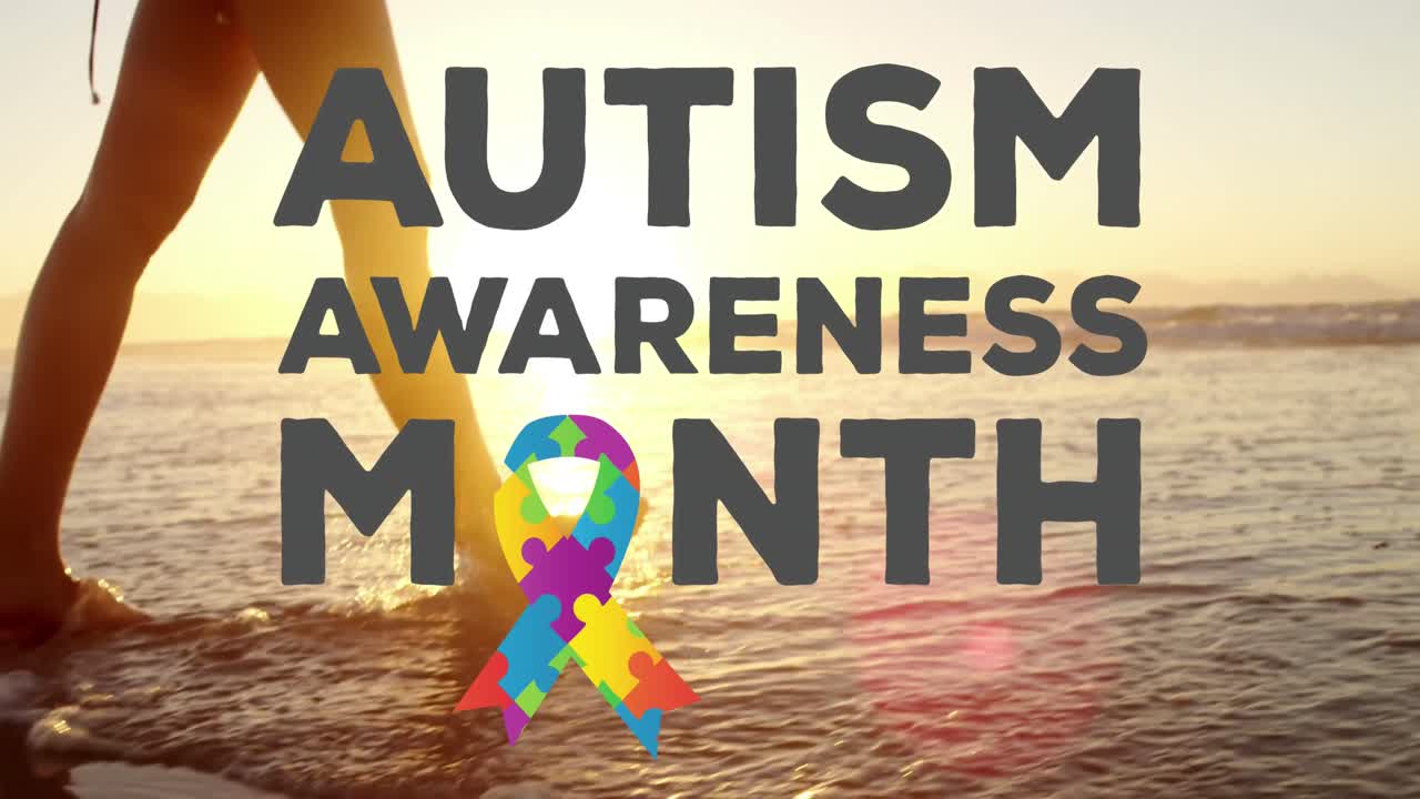 Puzzle che forma un nastro e il testo "Mese della consapevolezza sull'autismo" contro una donna che cammina sulla spiaggia.