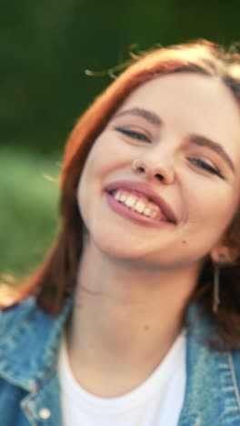 retrato de una mujer sonriente al aire libre