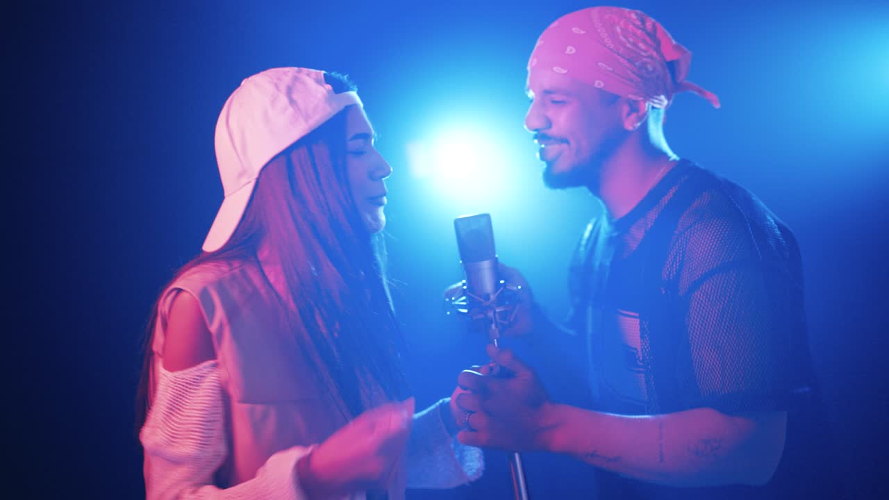 Junges Musikduo, das Reggaeton-Musik singt und dazu tanzt
