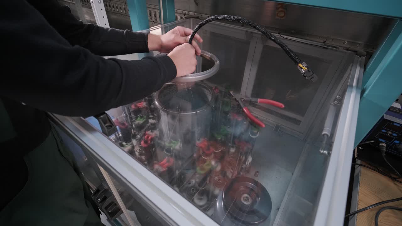 수직 고속 현대 브레이딩 기계 - 금속 와이어에서 브레이드를 만드는 장비.