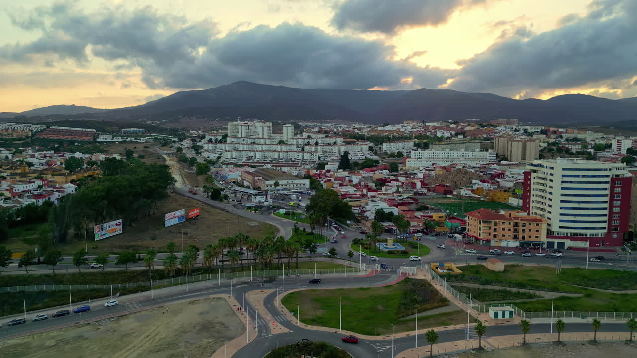 vista de un avión no tripulado de algeciras, españa, mientras el sol se pone sobre la ciudad