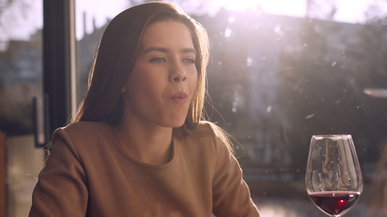 mujer disfrutando de una comida en un restaurante