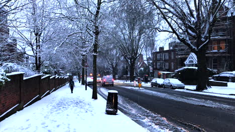 Escena-De-La-Ciudad-De-Londres-Nevada-Persona-Caminando-Por-La-Calle-Pasando-El-Tráfico