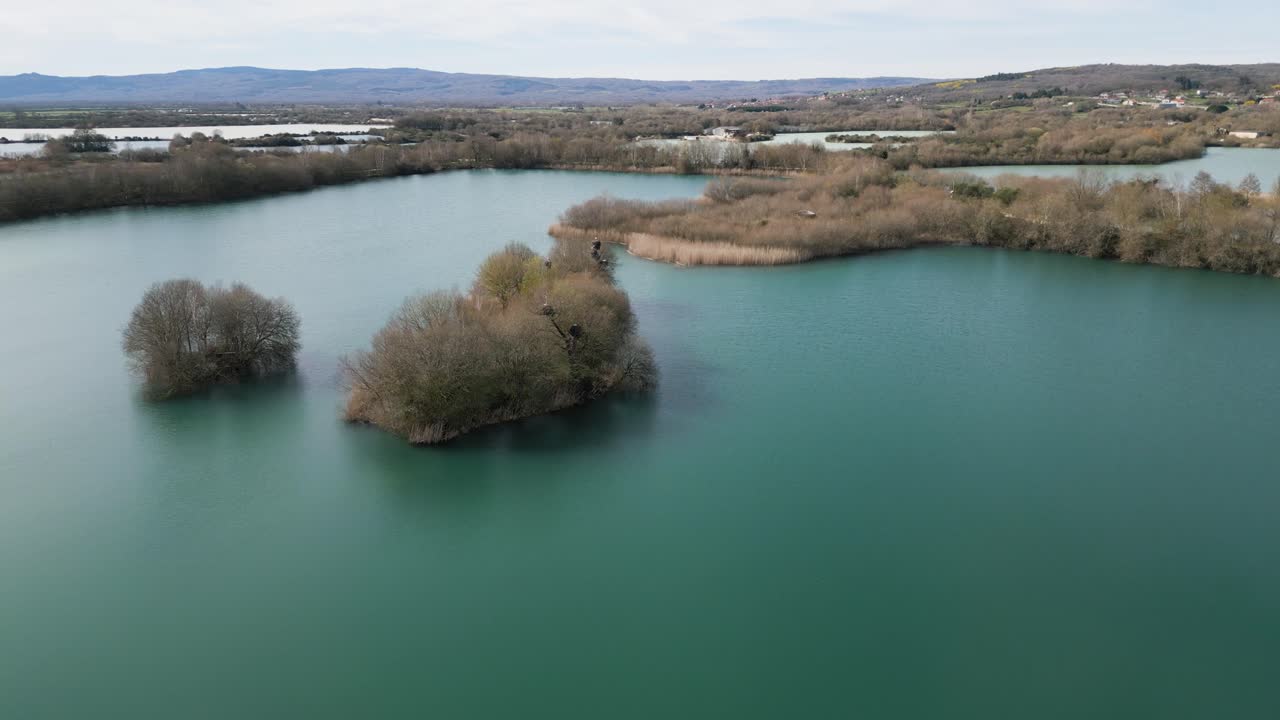 고대 안텔라 호수 (anteia lagoon) 위의 공중 도리 (areiras da limia in xinzo de limia, ourense, galicia, spain)