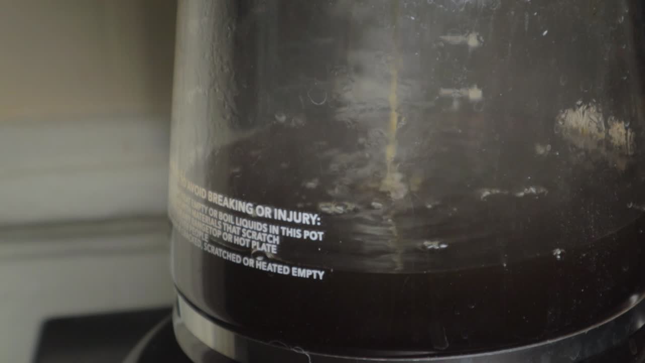 preparando una olla de café caliente y humeante en la cafetera